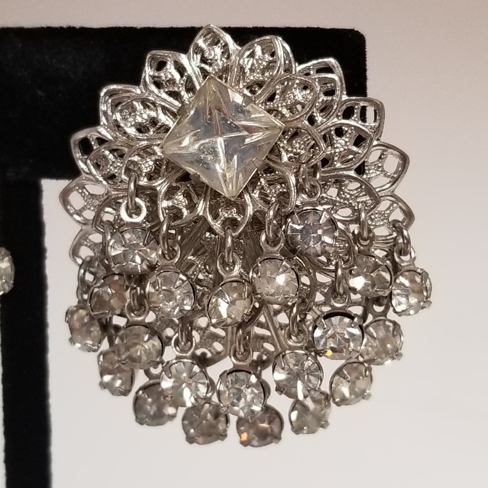 Vintage 3 Tiered Crystal Clip On Earrings - Picture 2 of 4